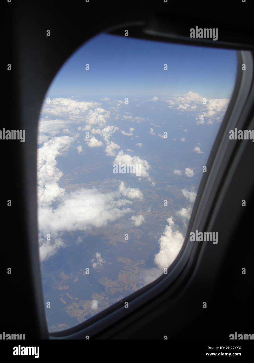 Blick aus dem Flugzeugfenster Foto Stock