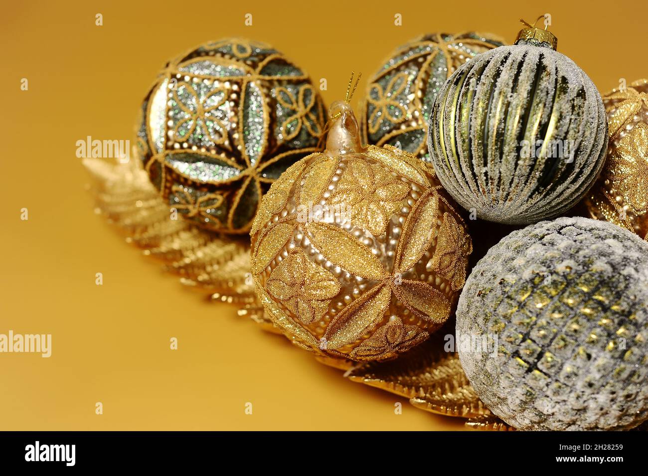 Palle di Natale. Christmastime, felice anno nuovo concetto. Decorazioni natalizie in senape su sfondo beige. Foto Stock