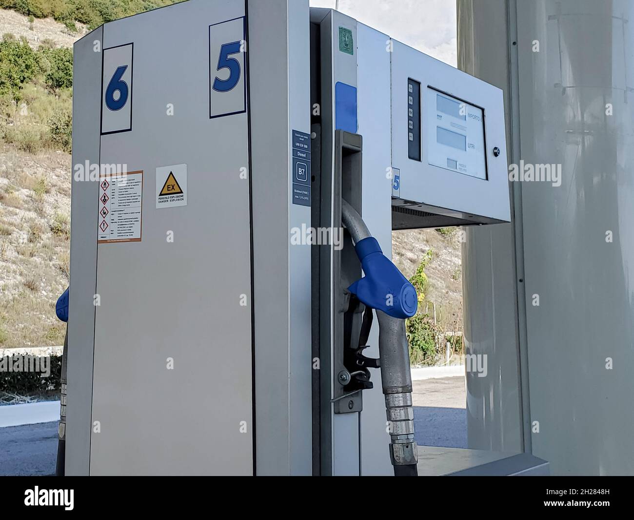 Servizio stazione contatore benzina petrolio. Trasporto auto con rifornimento di olio. Aumento dei costi della benzina Foto Stock