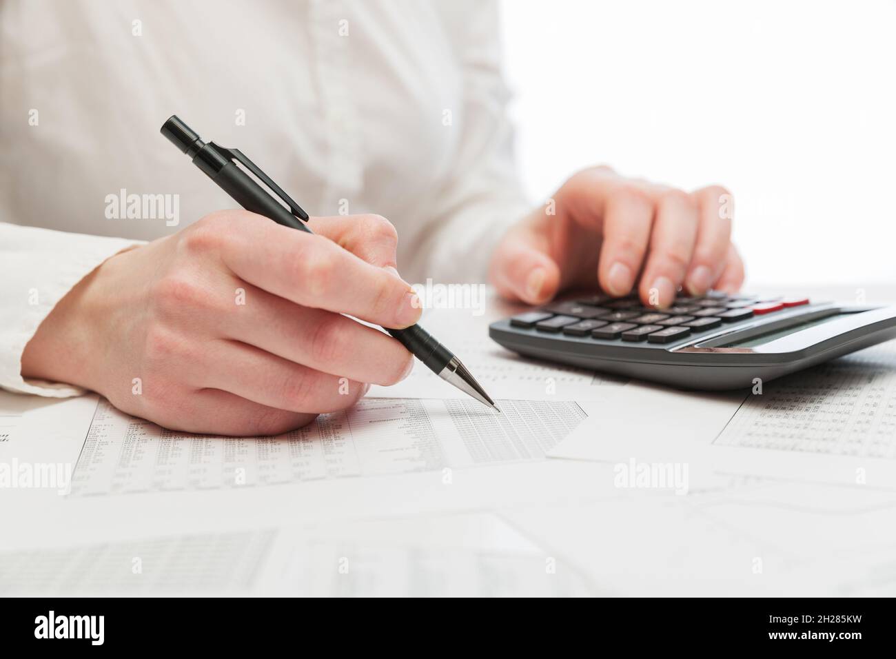 La contabilità finanziaria business donna utilizzando la calcolatrice in office Foto Stock