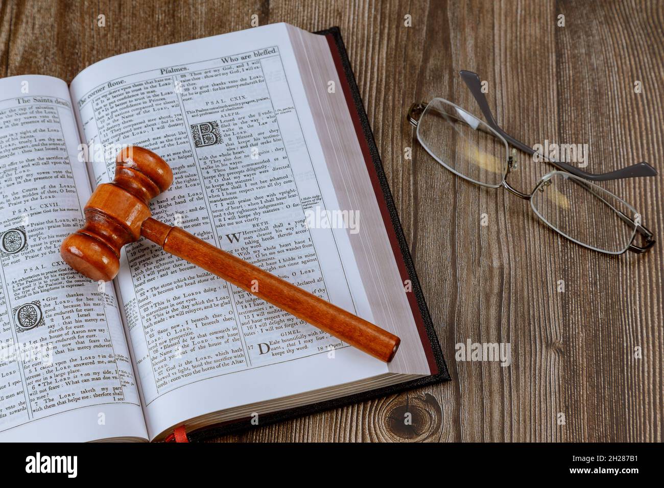 10 OCOBER 2021 New York Time USA: Primo piano del gavel giudice sul libro della Bibbia del mondo sulla tavola di legno Dio cristiano giustizia Foto Stock