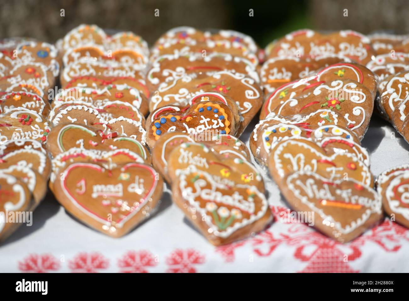 Den Liebstattsonntag gibt es seit dem Jahr 1641. Er ist ein typisch oberösterreichischer Brauch im Salzkammergut. Daei werden Lebkuchenherzen gebacken Foto Stock