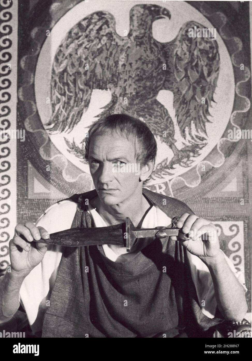 DATA DI RILASCIO: 2 aprile 1985 TITOLO: A.D. CASA DI PRODUZIONE: NBC DIRETTORE: Stuart Cooper TRAMA: La storia racconta la storia della vita su San Pietro e Paolo di Tarso dopo la crocifissione di Gesù, e i loro singoli destino nella vecchia Roma nel tempo della persecuzione dei cristiani. PROTAGONISTA: John McEnery come Imperatore Caligula. (Credit Image: © NBC/Entertainment Pictures) Foto Stock