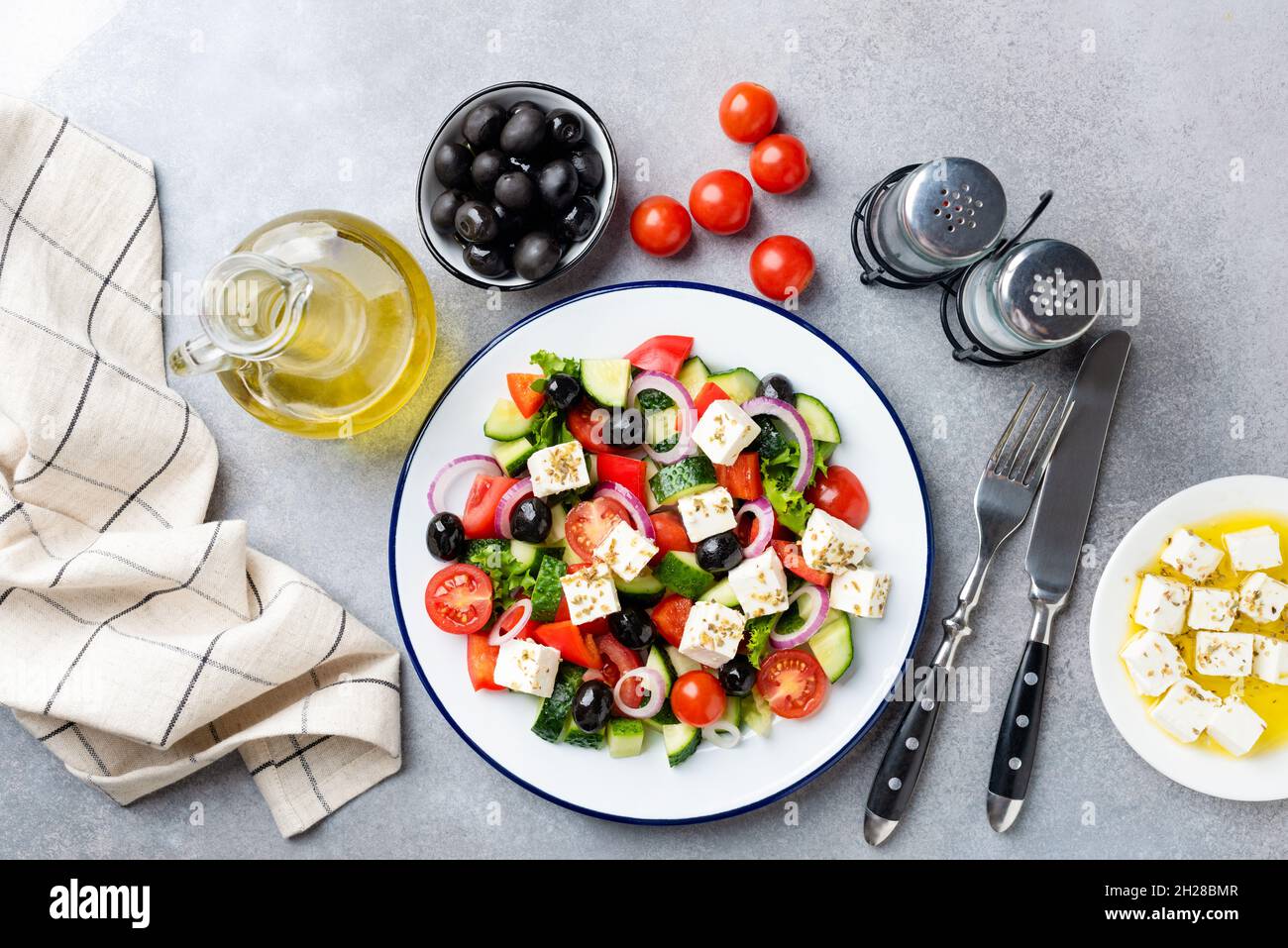 Insalata greca con formaggio feta e olive nere sul piatto, vista dall'alto. Insalata mediterranea sana Foto Stock