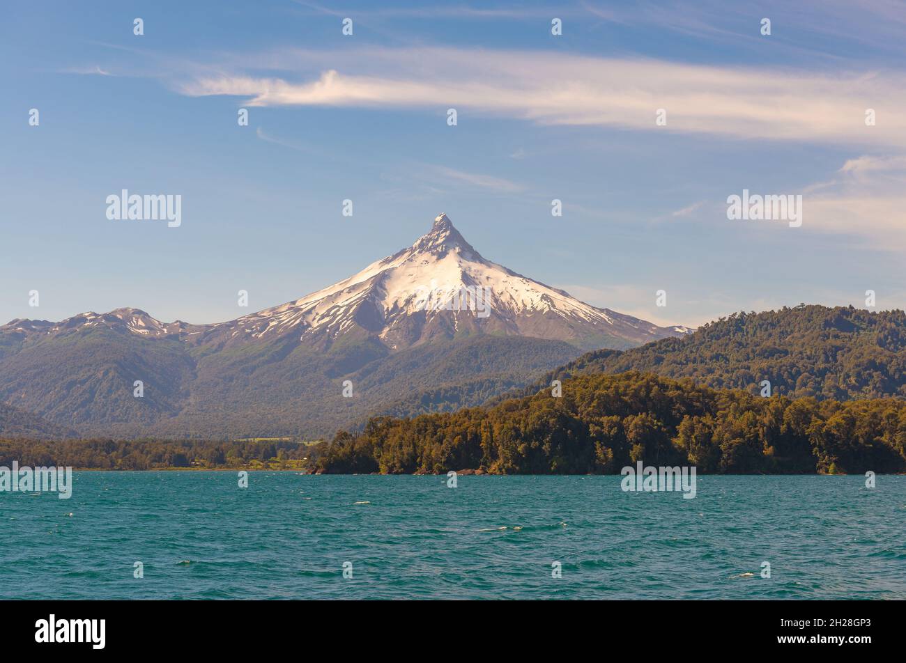 Il vulcano Puntiagudo si trova lungo il lago All Saints, vicino a Puerto Varas, Cile. Foto Stock