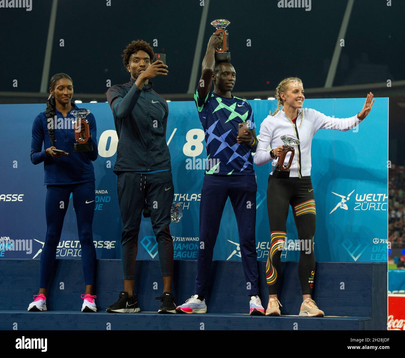 Quanera Hayes, Michael Cherry, Emmanuel Korir e Keely Hodgkinson, i vincitori della Diamond League celebrano la finale della Wanda Diamond League allo stadio Letzigrund. Foto Stock