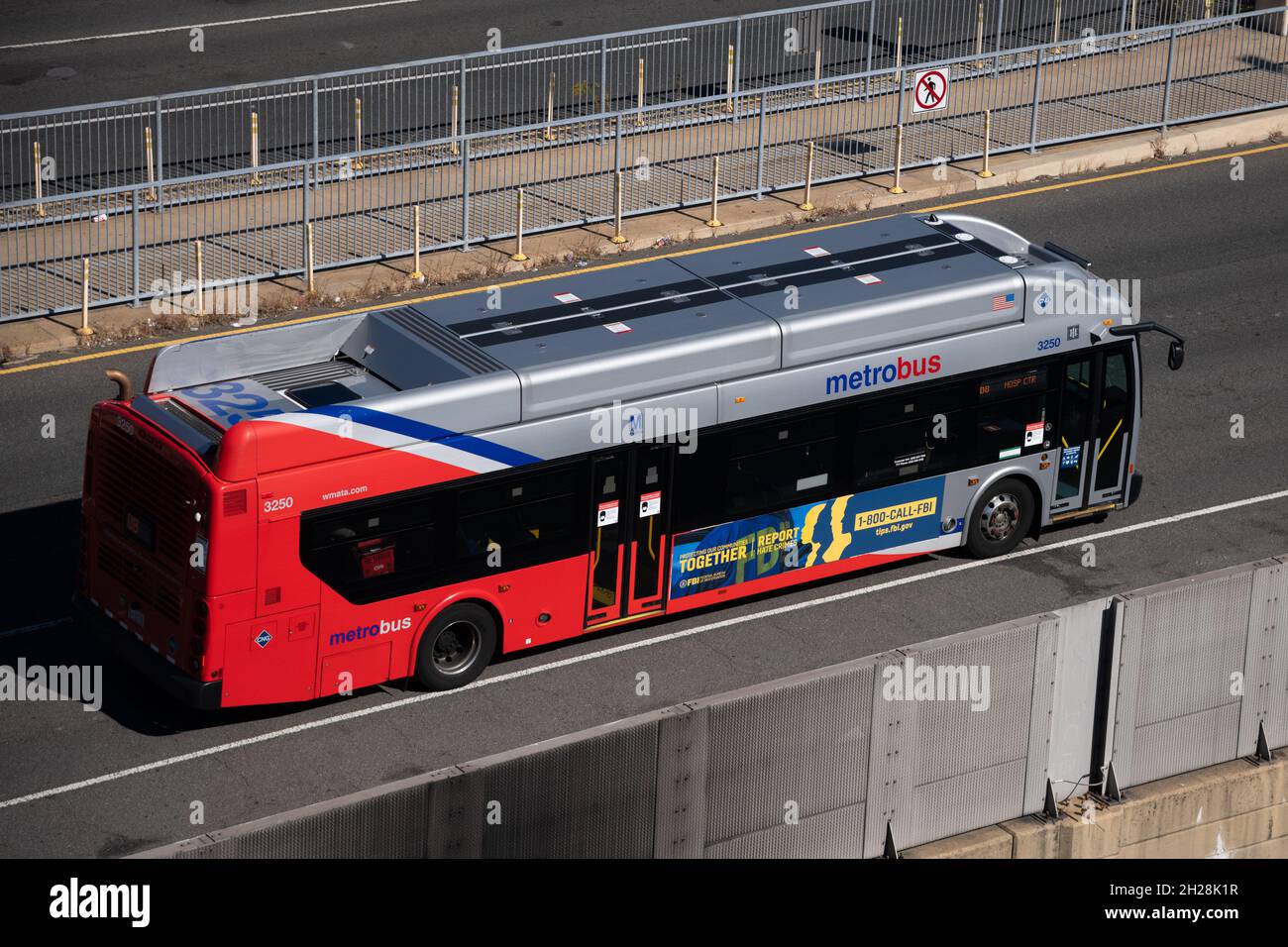 Washington, Stati Uniti. 20 Ott 2021. Una visione generale di un WMATA Metrobus, a Washington, DC, mercoledì 20 ottobre, 2021, in mezzo alla pandemia di coronavirus. (Graeme Sloan/Sipa USA) Credit: Sipa USA/Alamy Live News Foto Stock