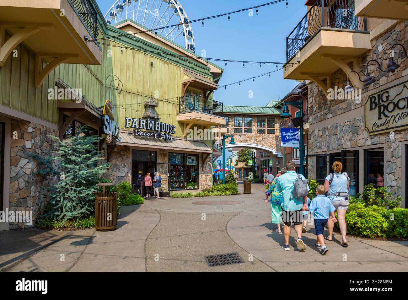 La famiglia cammina attraverso l'area dello shopping del centro ricreativo Island a Pigeon Forge, Tennessee Foto Stock