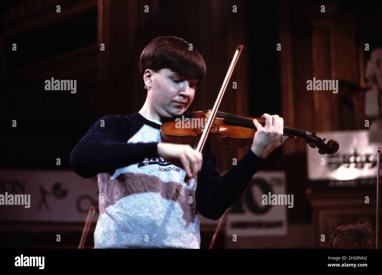 Violinista e violinista inglese Nigel Kennedy, di 28 anni, in prova per uno dei concerti Schools Prom, Royal Albert Hall, Londra, Inghilterra nel 1984. Foto Stock