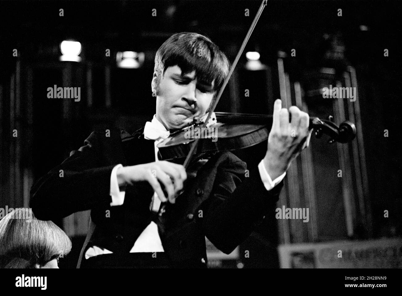 Violinista e violinista inglese Nigel Kennedy, di 26 anni, che si esibisce in uno dei concerti Schools Prom, Royal Albert Hall, Londra, Inghilterra nel 1982. Foto Stock