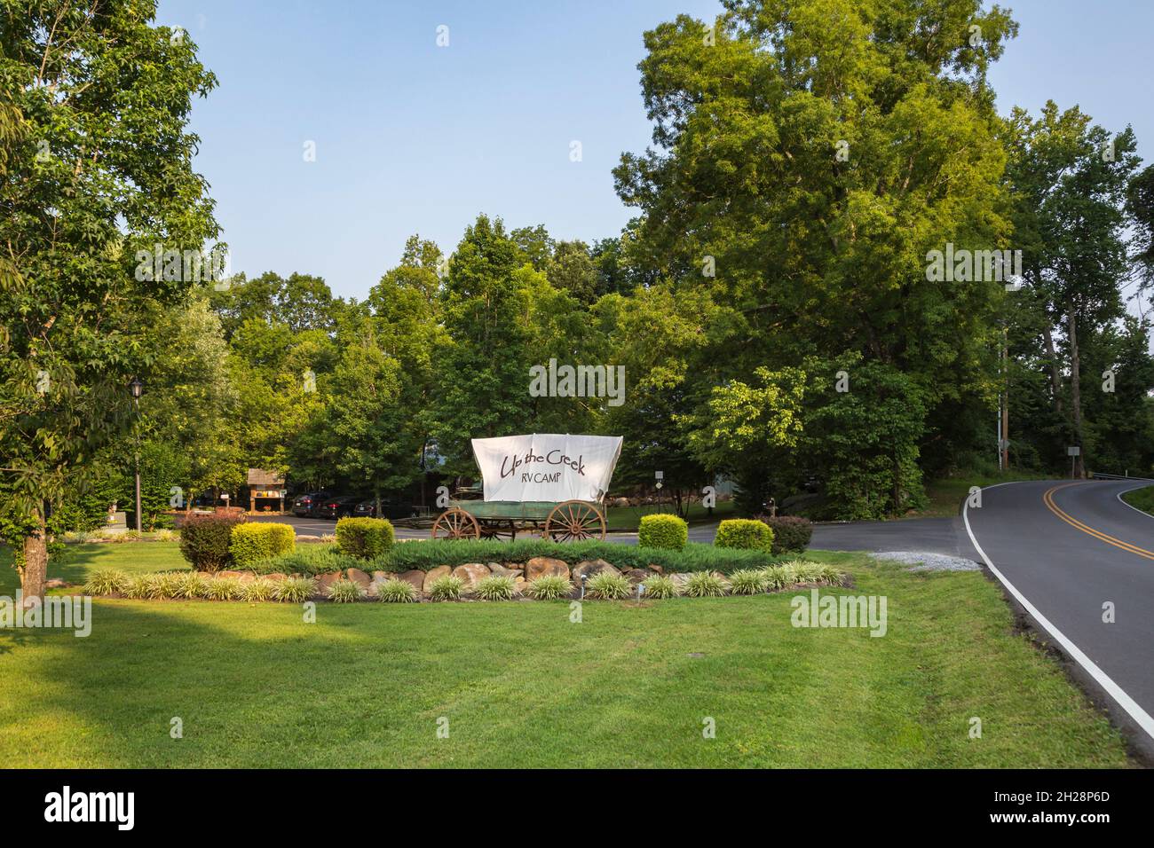 Vagone coperto utilizzato per l'insegna al campeggio Up the Creek RV Camp a Pigeon Forge, Tennessee Foto Stock