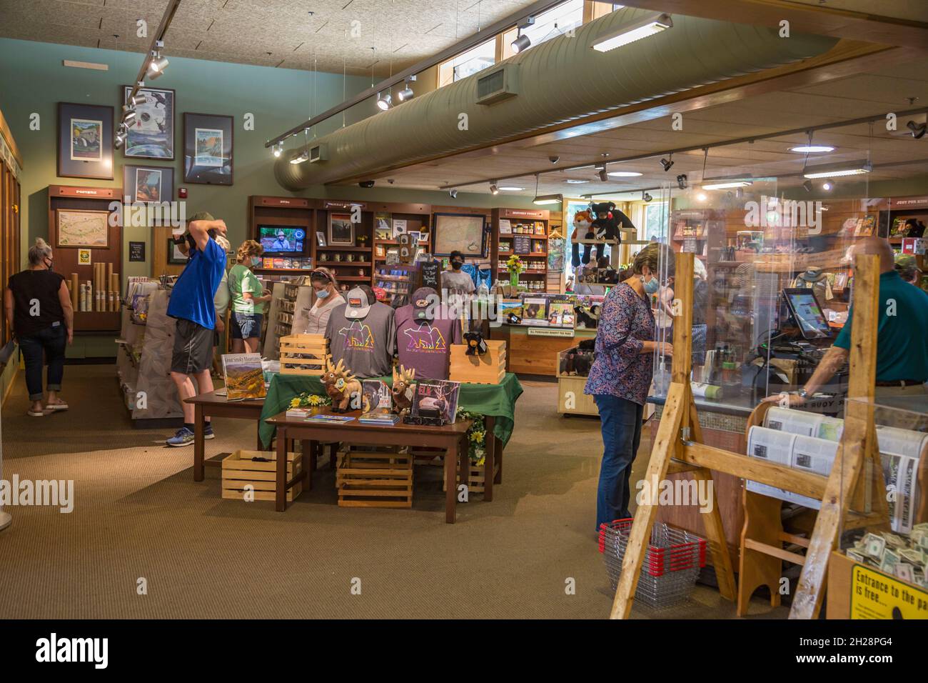 Fai shopping all'interno del centro visitatori Oconaluftee presso il Great Smoky Mountains National Park vicino a Cherokee, North Carolina Foto Stock