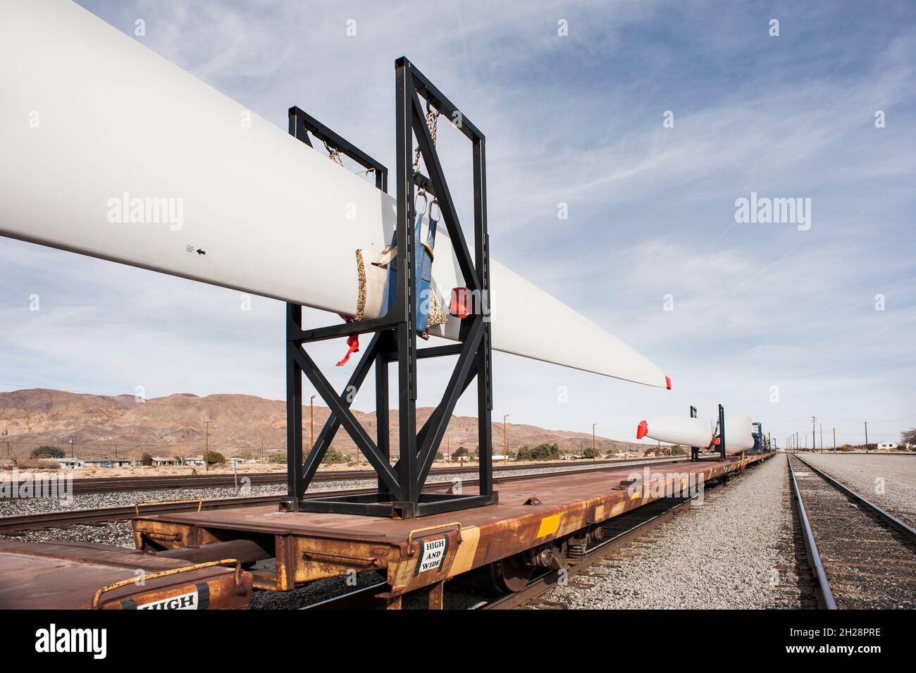 Pale di turbine eoliche trasportate in treno Foto Stock