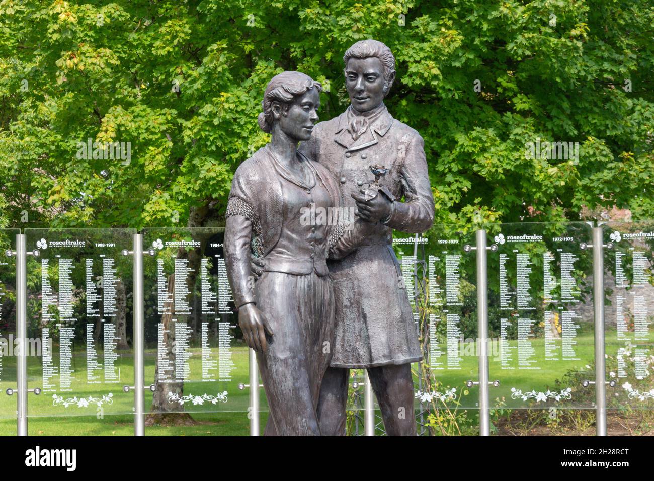 Statua di Rosa di Tralee in Rose Garden, Tralee Town Park, Tralee (tra li), County Kerry, Repubblica d'Irlanda Foto Stock