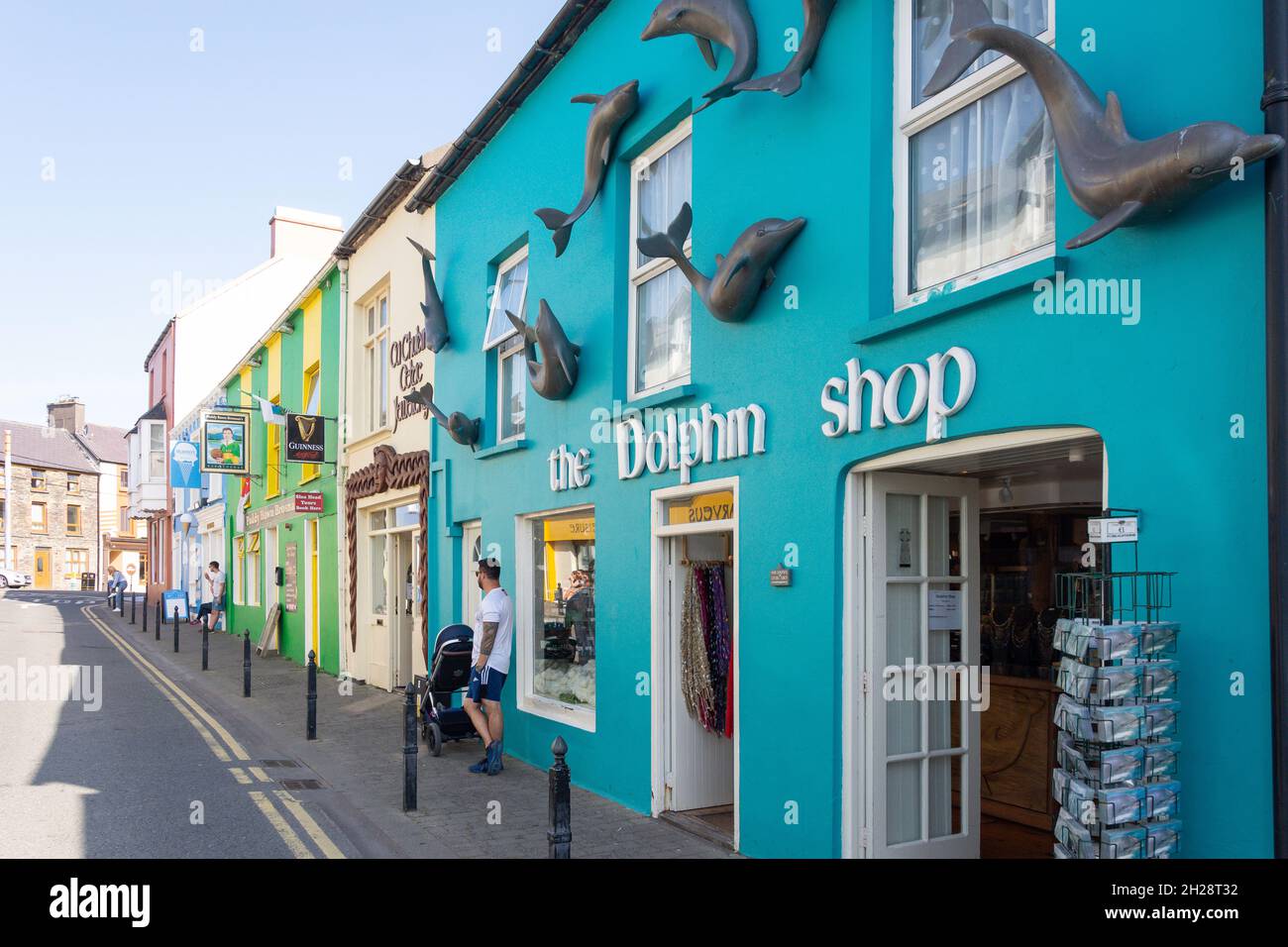 Edifici colorati, Strand Street, Dingle, Dingle Peninsula (Corca Dhuibhne), County Kerry, Repubblica d'Irlanda Foto Stock