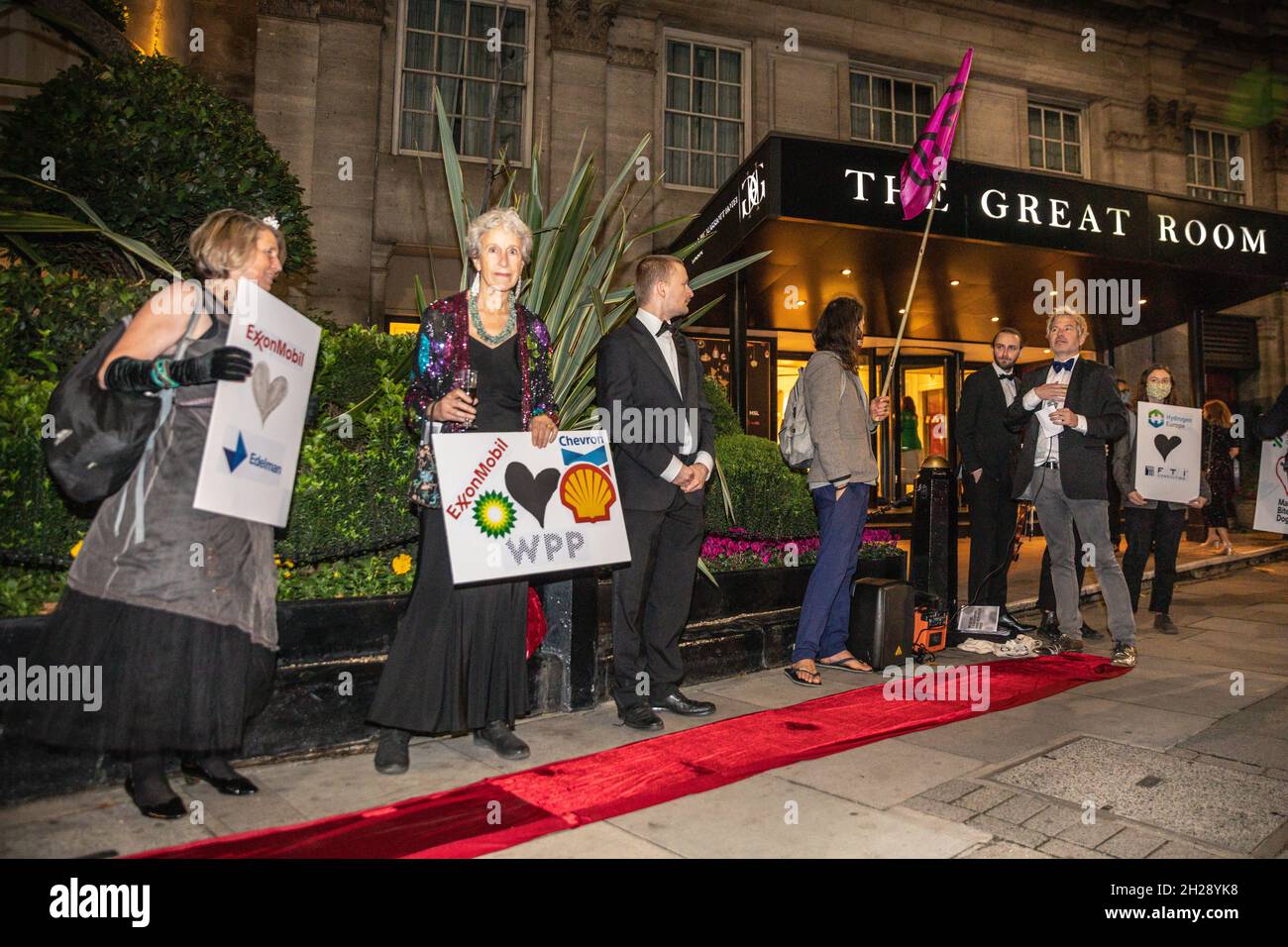 Park Lane, Londra, Regno Unito. 20 Ott 2021. Gli attivisti di XR Exctinction Rebellion Greenwash protestano al di fuori dei PR Week Awards a Grosvenor House questa vigilia. I manifestanti, in abbigliamento da sera, hanno portato il proprio tappeto rosso per premiare il 'Greenwasher in Chief' e si sono radunati contro le aziende di PR che lavorano per le aziende di combustibili fossili. Credit: Imagplotter/Alamy Live News Foto Stock