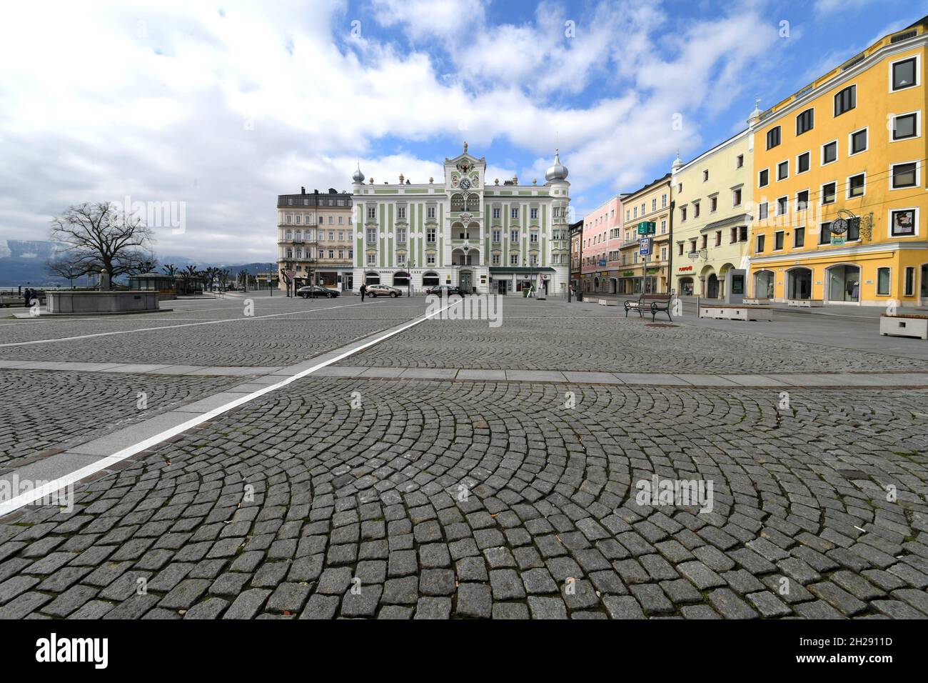 Rathausplatz mit dem Rathaus in Gmunden (Salzkammergut, Oberösterreich, Österreich) - Piazza del comune con il municipio a Gmunden (Salzkammergut, Upper Foto Stock