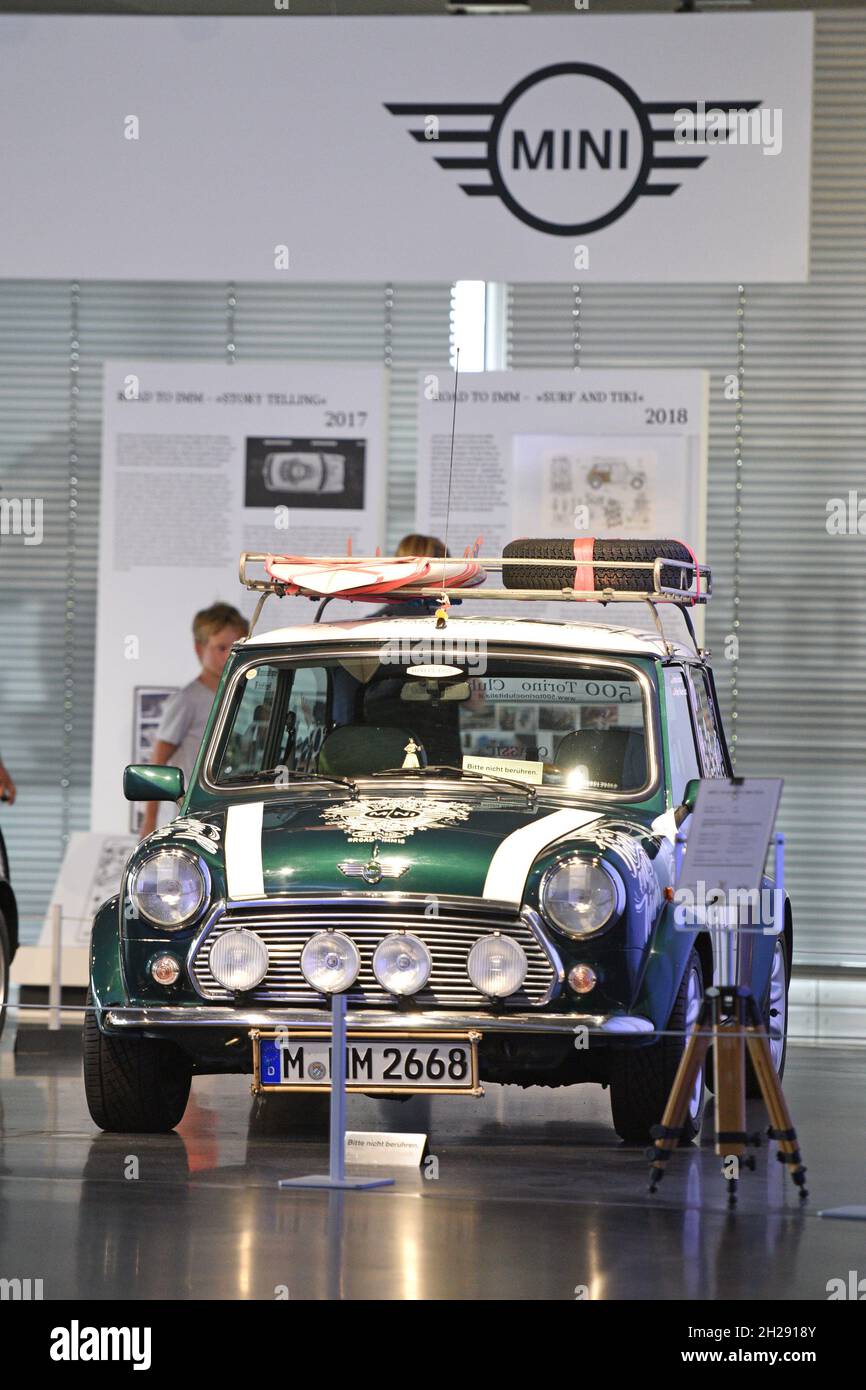 Mini ist die Bezeichnung eines PKW-Modells, das ursprünglich von Sommer 1959 bis Herbst 2000 von der British Motor Corporation gebaut wurde. - Mini IS Foto Stock