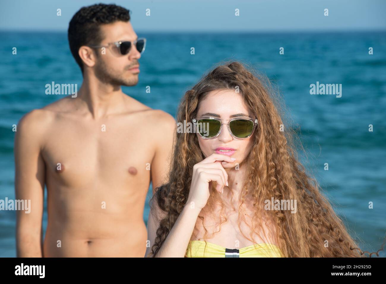 giovane coppia che si gode un pomeriggio al sole in primavera o in estate Foto Stock
