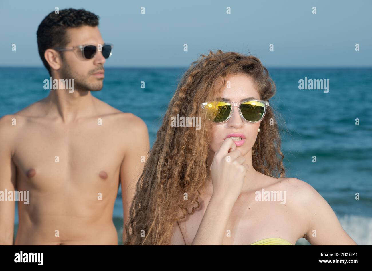 giovane coppia che si gode un pomeriggio al sole in primavera o in estate Foto Stock