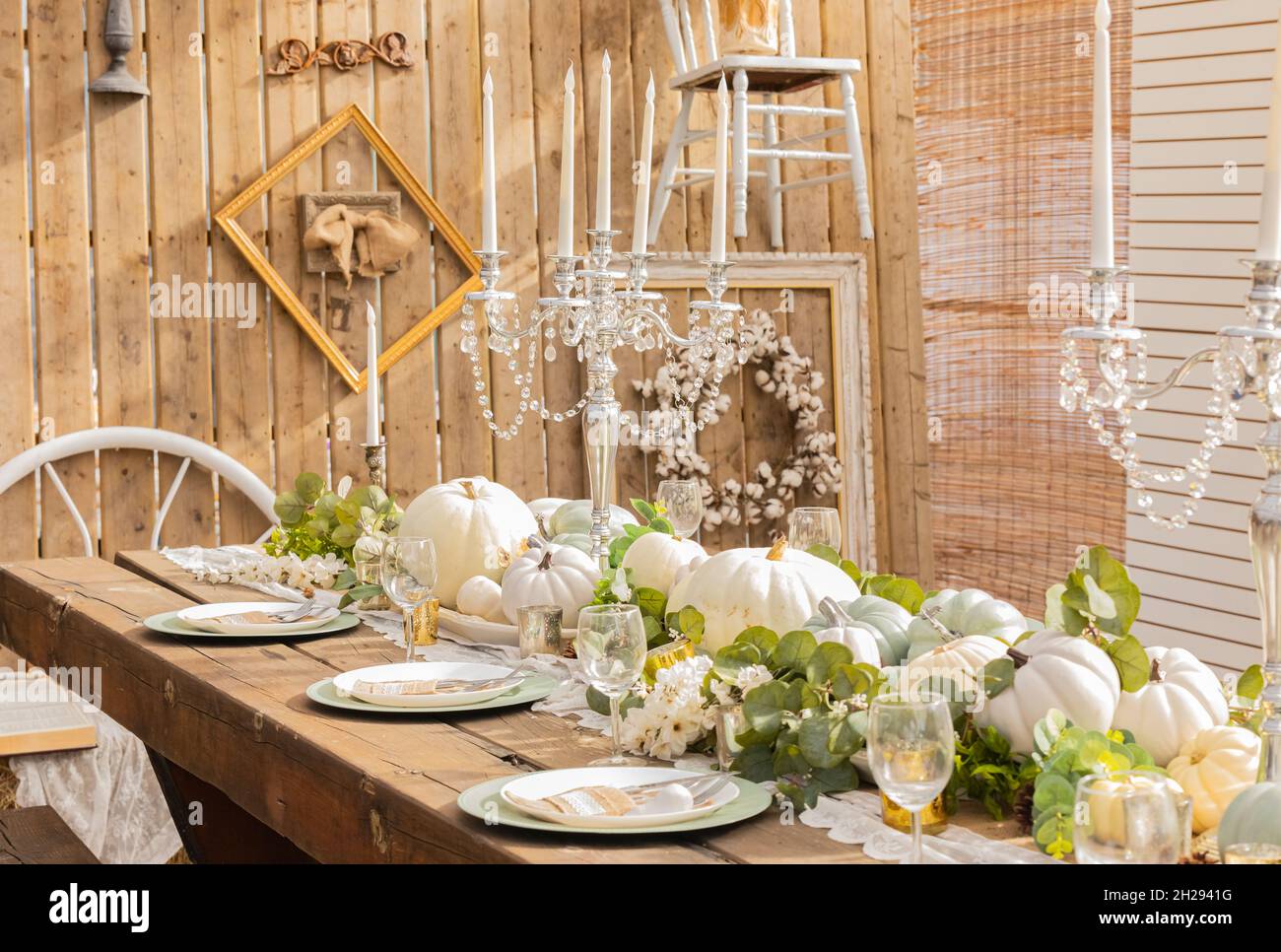 Decorazione autunnale e del giorno del Ringraziamento con mini zucche bianche. Riservato Thanksgiving o Halloween luogo impostazione in un casale tavolo set con mini Foto Stock