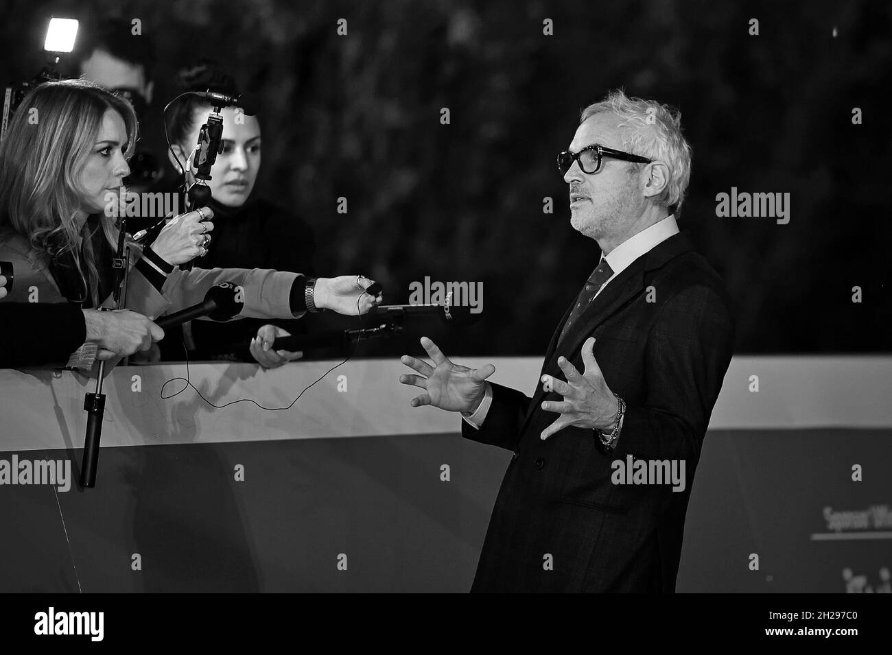 Roma, Italia. 20 Ott 2021. Il regista Alfonso Cuaron partecipa al Close Encounter Red carpet durante il 16° Festival del Cinema di Roma 2021 il 20 ottobre 2021 a Roma. Credit: UPI/Alamy Live News Foto Stock