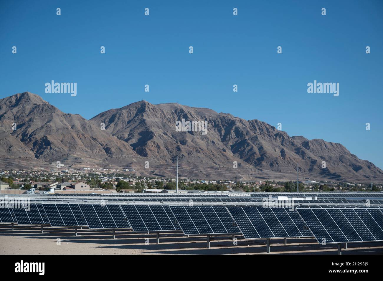 Nellis Solar Array 2 raccoglie energia alla base dell'aeronautica di Nellis, Nevada, 19 ottobre 2021. Ci sono due schiere solari su Nellis AFB. NSA 2 si trova su 102 acri e converte l'energia solare in 18.8 megawatt di elettricità all'anno, evitando 17,700 tonnellate di anidride carbonica. (STATI UNITI Air Force foto di Michael Hasenauer) Foto Stock