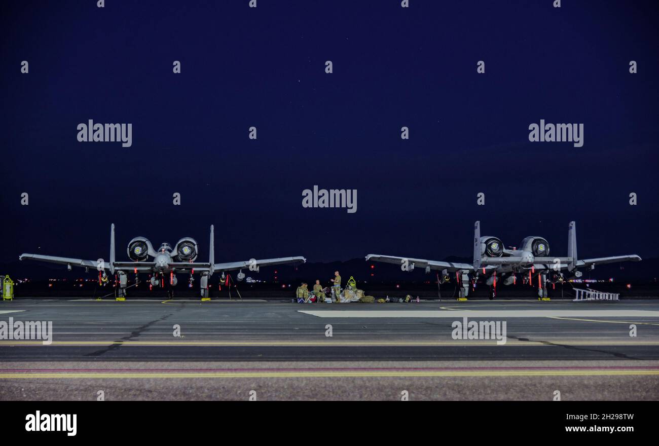 U.S. Air Force A-10 Thunderbolt IIS assegnato al 354th Fighter Squadron si siede sulla linea di volo a Gila Bend, Ariz., 6 ottobre 2021. Gli aerei e gli Airmen del 354th FS si sono schierati a Gila Bend come parte dell'esercitazione Bushwacker 21-07 per sviluppare il concetto di ala dinamica, testando e potenziando gli Airmen multi-capaci di DM nello stabilire, sostenere e difendere la base con comando e controllo organici. (STATI UNITI Foto Air Force di Senior Airman Kaitlyn J. Ergish) Foto Stock