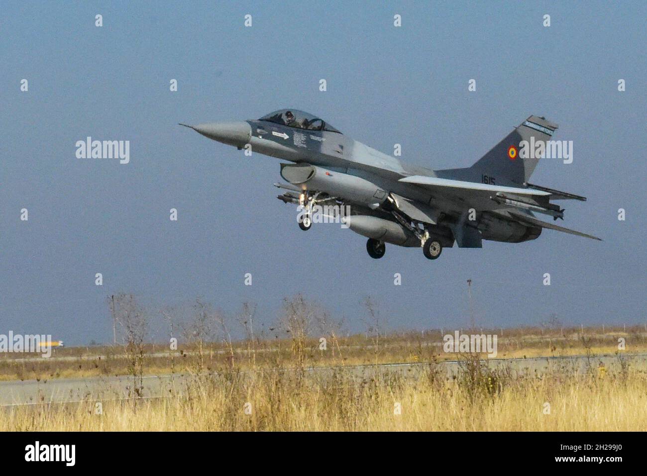 Un aereo rumeno F-16 Fighting Falcon atterra dopo un sortie accanto agli alleati degli Stati Uniti durante la seconda settimana di Castle Forge alla base aerea di Balcea, Romania 20 ottobre 2021. L’obiettivo centrale di Castle Forge è quello di fornire un ambiente incentrato sul partenariato e affermare l’impegno degli Stati Uniti nei confronti degli alleati della NATO nella regione del Mar Nero. (STATI UNITI Air Force foto di Senior Airman Jessica Blair) Foto Stock
