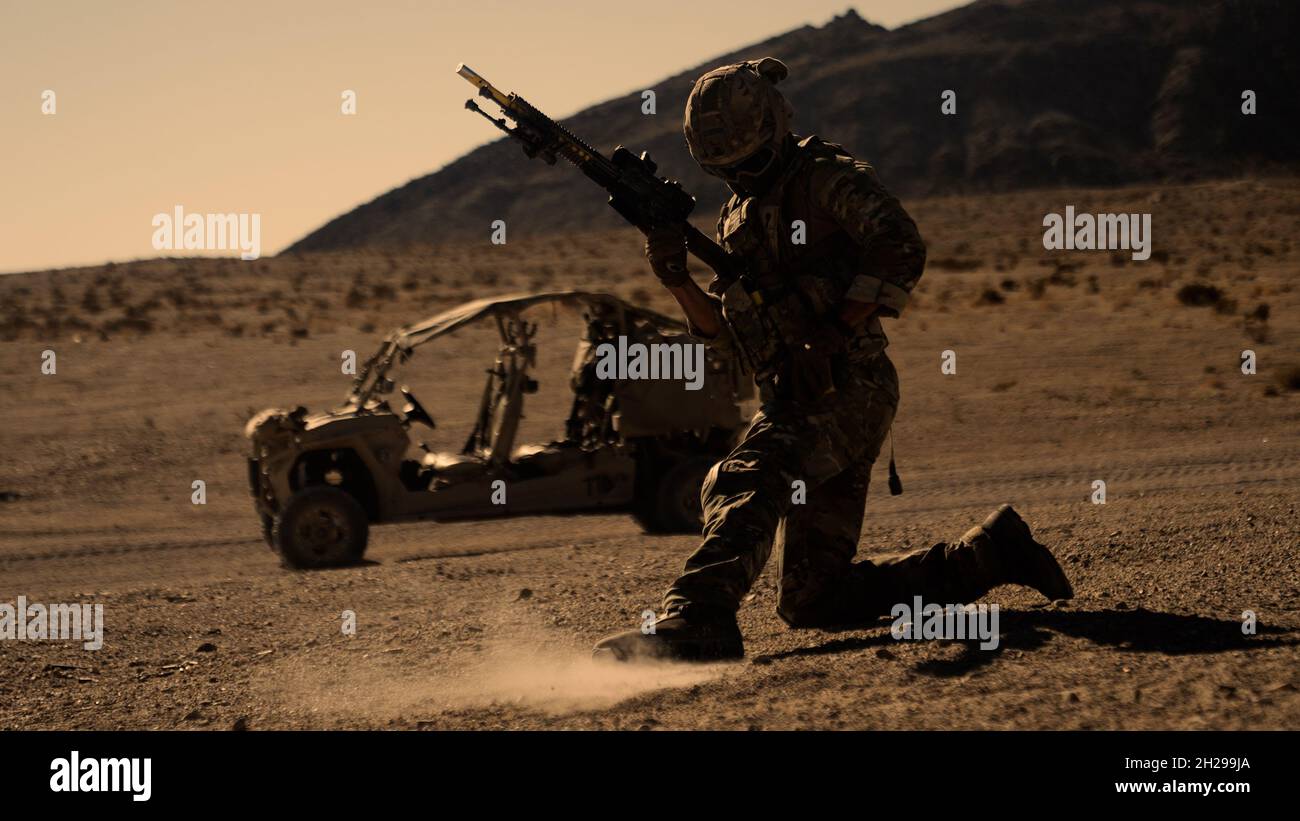 Una Royal Marine britannica con Alpha Company, 40 Commando, Royal Marines, ricarica la sua arma mentre prende il contatto simulato durante l'esercitazione Green Dagger al Marine Corps Air Ground Combat Center, Twentynine Palms, California, 10 ottobre 2021. Green Dagger è stato progettato per aumentare l'interoperabilità globale tra i partner alleati, mentre si preparava a sfidare la forza da sforzo più grande nel prossimo esercizio di combattimento della forza di lavoro Marine Air Ground 1-22. (STATI UNITI Foto del corpo marino di Lance CPL. Shane T. Beaubien) Foto Stock