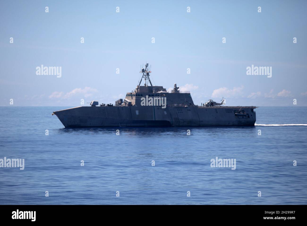 211018-N-LI768-1064 MAR DELLE FILIPPINE (OTT 18, 2021) – la nave da combattimento litoranea variante di Indipendenza USS Jackson (LCS 6) transita nell'Oceano Pacifico. Jackson, parte di Destroyer Squadron Seven, è in fase di implementazione rotazionale, operando nell'area operativa della settima flotta statunitense per migliorare l'interoperabilità con i partner e fungere da forza di risposta pronta a sostegno di una regione indopacifica libera e aperta. (STATI UNITI Foto Navy di Mass Communication Specialist 1a classe Devin M. Langer) Foto Stock