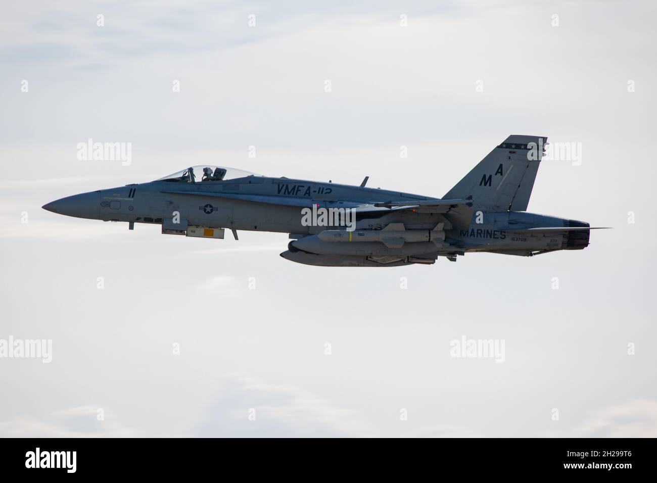 A U.S. Marine Corps F/A-18 Hornet with Marine Fighter Attack Squadron 112 – Marine Aircraft Group 41 – 4th Marine Aircraft Wing, decollo da Marine Corps Air Station Iwakuni, Giappone, 19 ottobre 2021. VMFA-112 si trova in Giappone per un ciclo di sei mesi come parte del programma di implementazione delle unità, dove contribuiscono a mantenere la pace e la stabilità nell'area operativa Indo-Pacific. (STATI UNITI Foto del corpo marino di Sgt. Booker T. Thomas III) Foto Stock