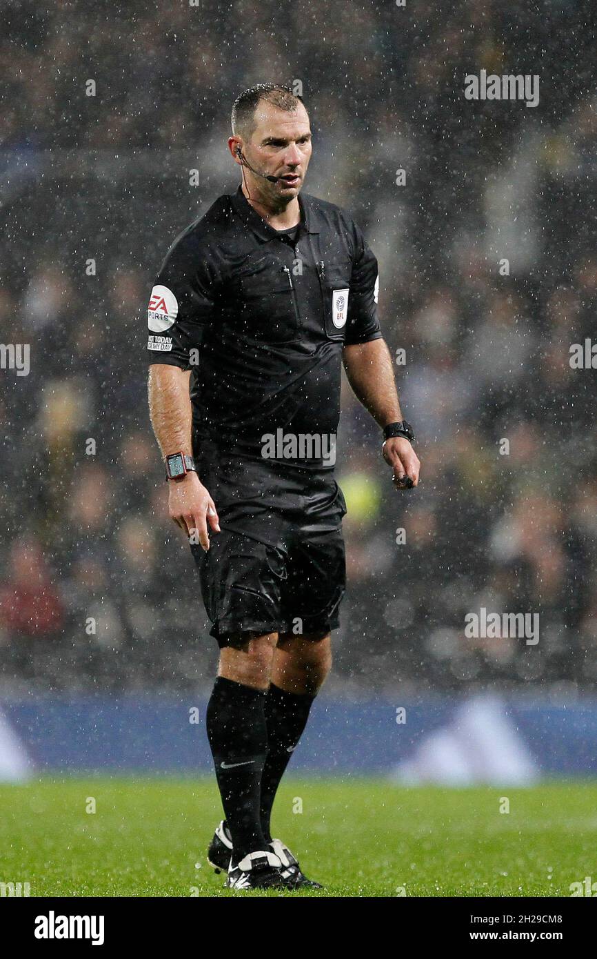 Londra, Regno Unito. 20 Ott 2021. Arbitro, Tim Robinson durante la partita EFL Sky Bet Championship tra Fulham e Cardiff City a Craven Cottage, Londra, Inghilterra, il 20 ottobre 2021. Foto di Carlton Myrie. Solo per uso editoriale, licenza richiesta per uso commerciale. Nessun utilizzo nelle scommesse, nei giochi o nelle pubblicazioni di un singolo club/campionato/giocatore. Credit: UK Sports Pics Ltd/Alamy Live News Foto Stock