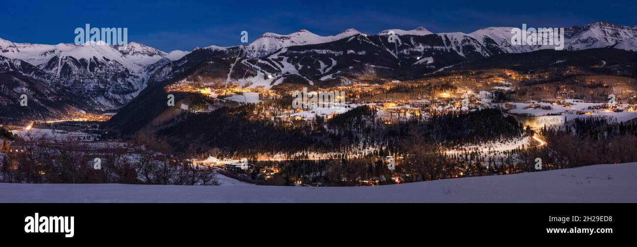Telluride, Colorado vista invernale del Mountain Village, le montagne di San Juan, e stazione sciistica Foto Stock