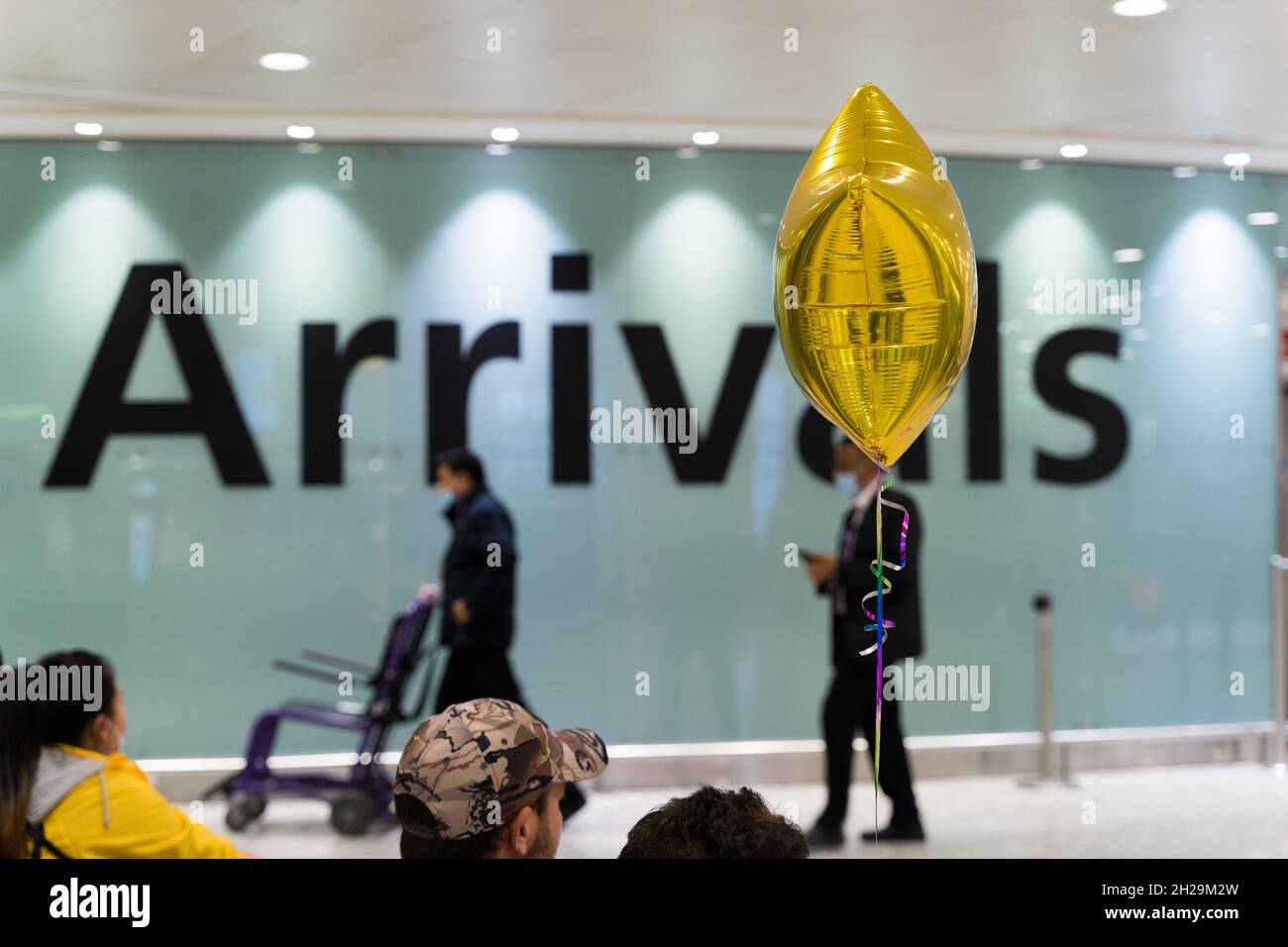 I passeggeri aerei arrivano nella sala degli arrivi dell'aeroporto internazionale di Heathrow, Londra Inghilterra Foto Stock