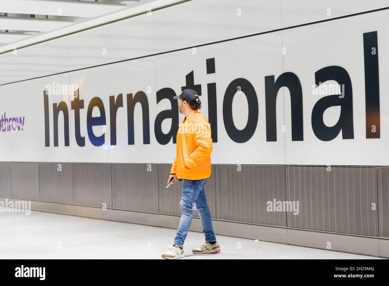 I passeggeri aerei arrivano nella sala degli arrivi dell'aeroporto internazionale di Heathrow, Londra Inghilterra Foto Stock
