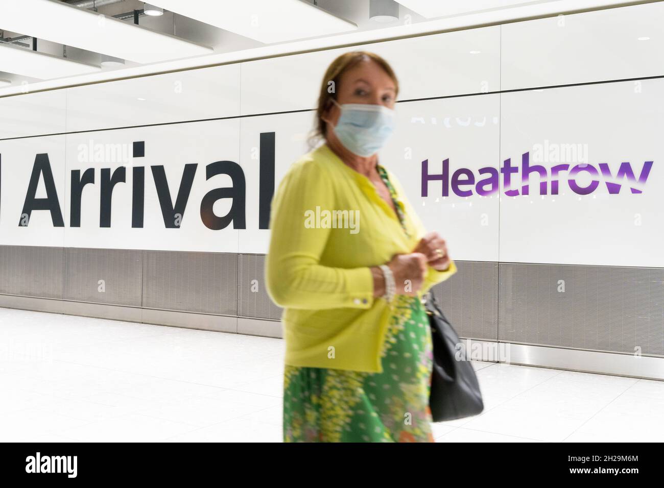 Il passeggero Woman Air arriva nella sala degli arrivi dell'aeroporto internazionale di Heathrow, Londra, Inghilterra, Regno Unito Foto Stock