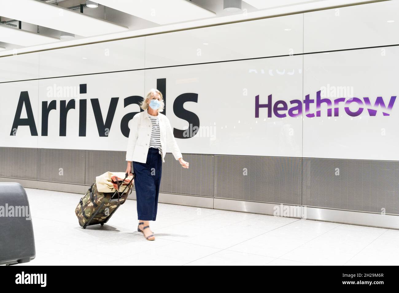 I passeggeri aerei arrivano all'aeroporto internazionale di Heathrow, Londra Inghilterra, Regno Unito Foto Stock