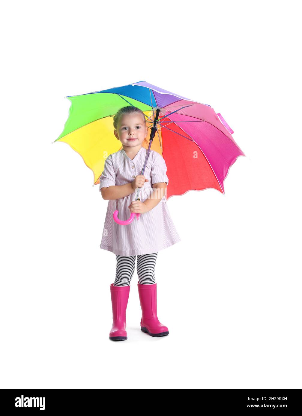 Bambina con ombrello arcobaleno su sfondo bianco Foto stock - Alamy