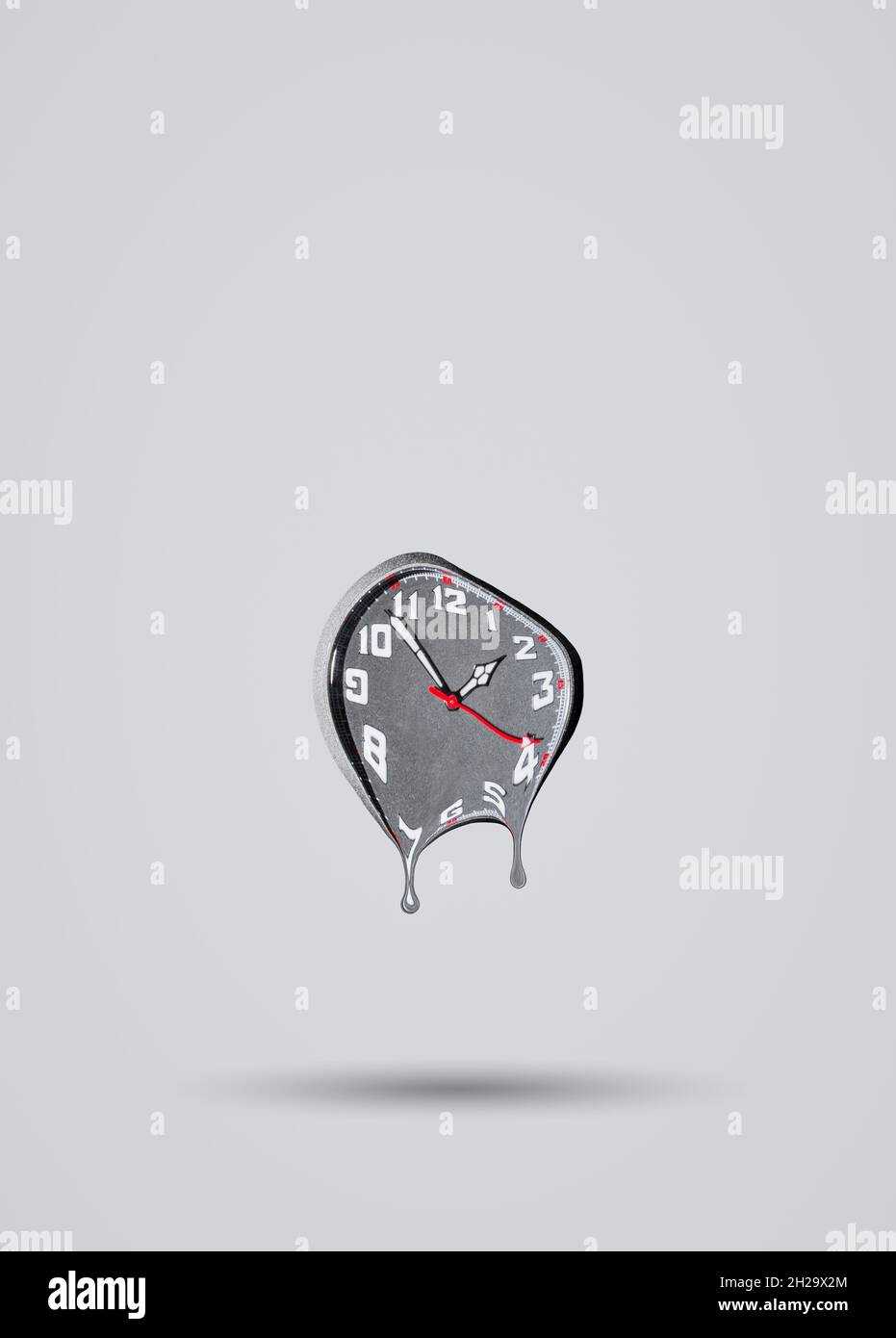 Orologio di fusione su sfondo grigio. Passare il tempo per idea. Vita astratta minima o concetto di business. Con spazio di copia. Foto Stock