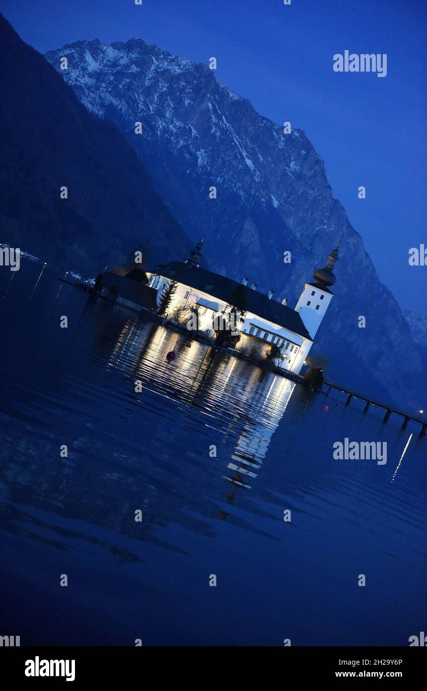 Seeschloss Ort am Traunsee zur blauen Stunde, Österreich, Europa - Lago castello Ort su Traunsee all'ora blu, Austria, Europa Foto Stock