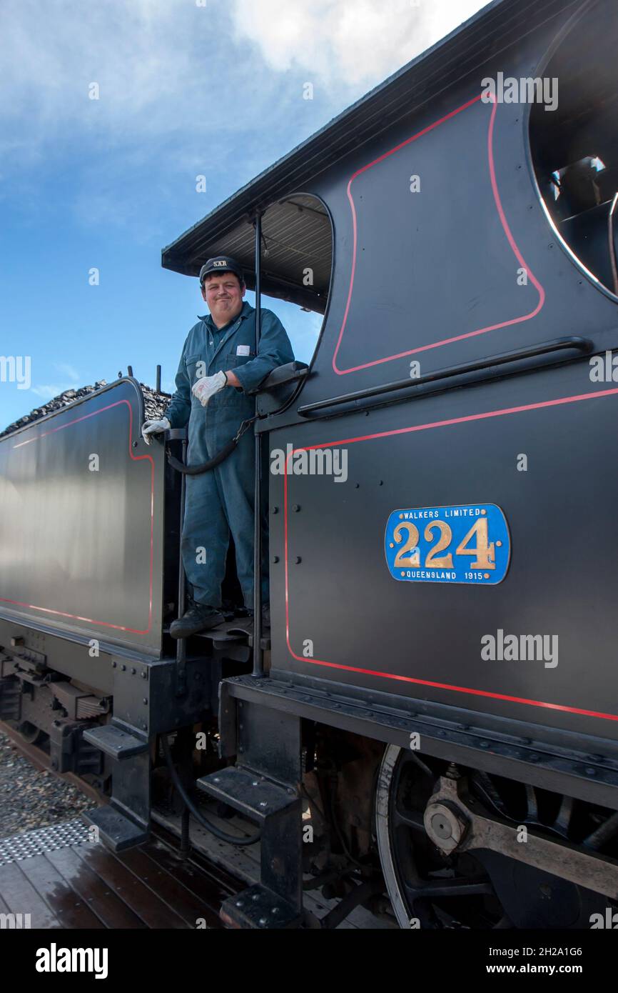 Il conducente del treno Cockle si trova su Engine RX 224, una locomotiva a vapore costruita nel 1915 presso la stazione di Victor Harbor in South Australia, Australia. Foto Stock
