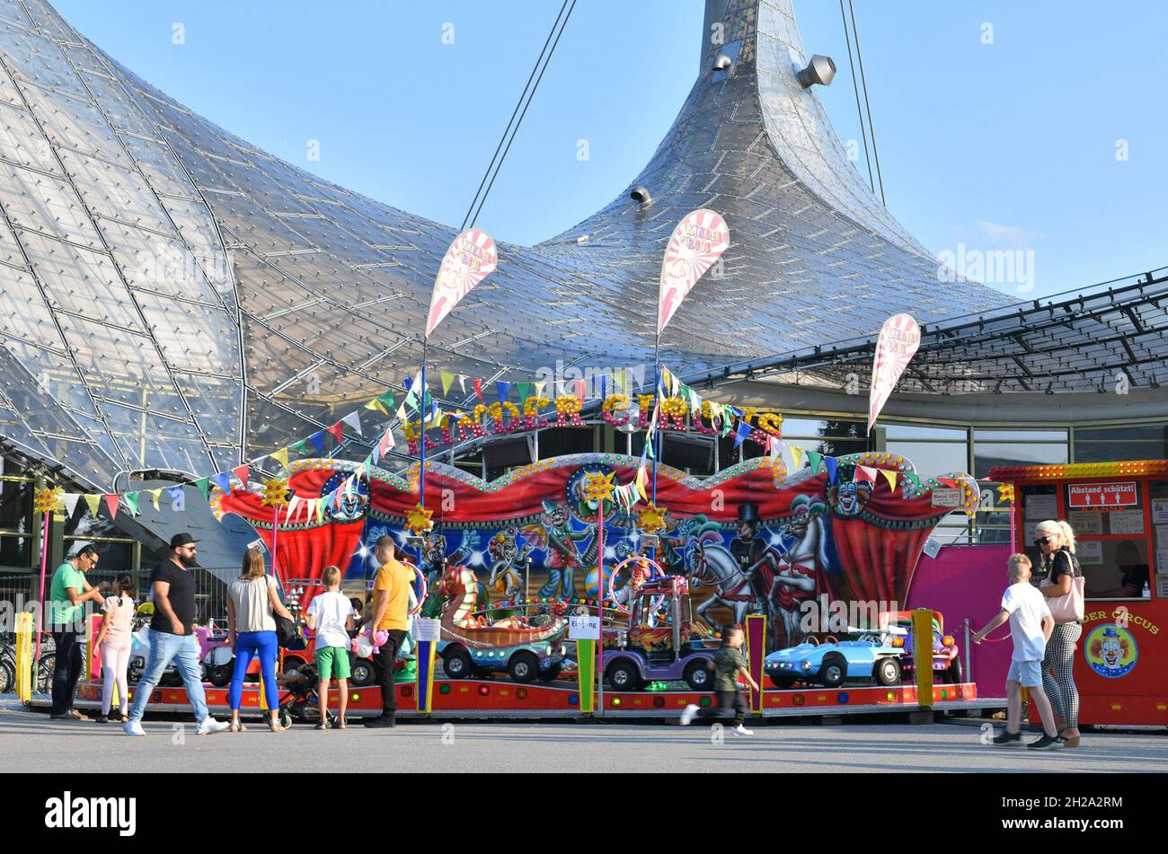 Kinderkarussell im Olympiapark München in der Reihe 'Sammer in der Stadt' anstatt des abgesagten Oktoberfestes - Carosello per bambini nell'Oly di Monaco Foto Stock