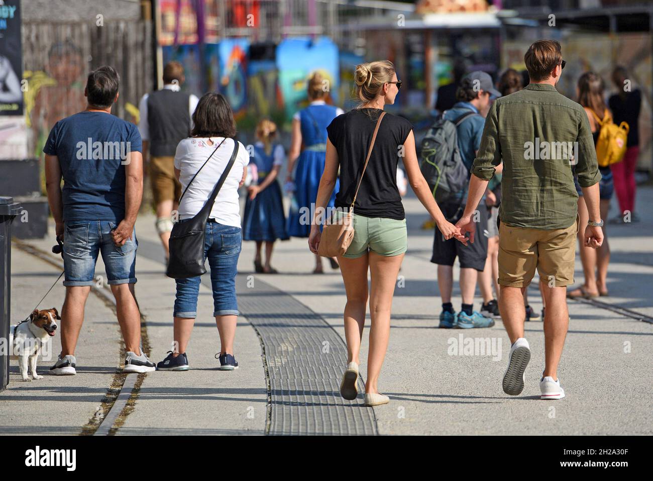 Besucher in der Reihe 'Sammer in der Stadt' in München anstatt des abgesagten Oktoberfestes - visitatori della serie 'Summer in the City' a Monaco di Baviera in Foto Stock