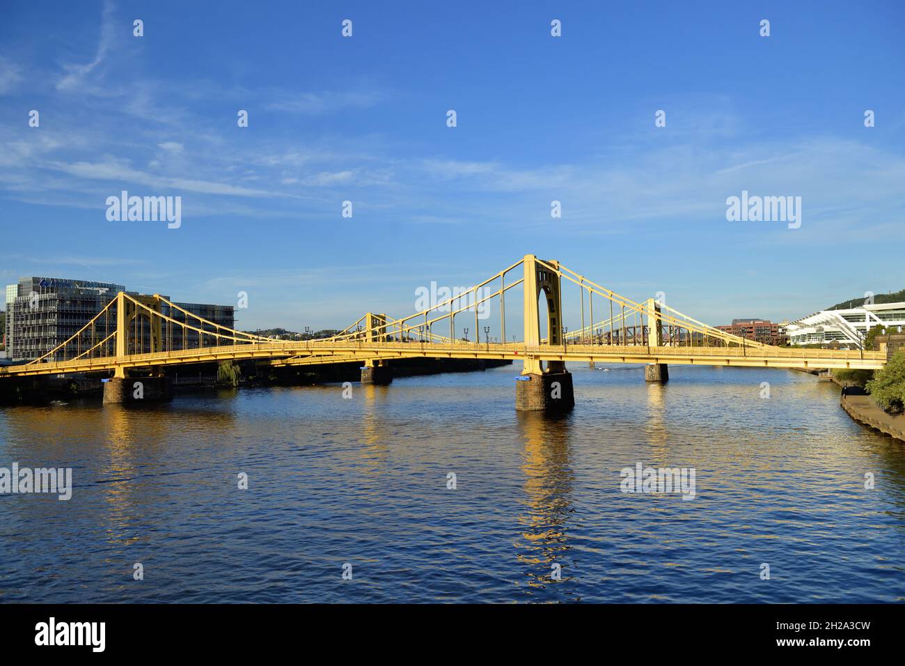 Pittsburgh, Pennsylvania, Stati Uniti. Ponti che attraversano il fiume Allegheny che riflettono il sole della prima sera. Foto Stock