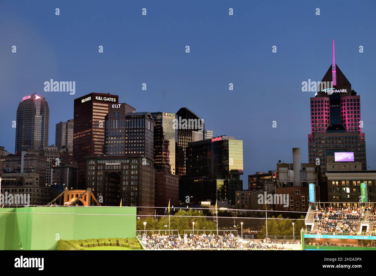 Pittsburgh, Pennsylvania, Stati Uniti. Vista dello skyline del centro cittadino durante la giornata di gioco dall'interno del PNC Park, sede dei Pittsburgh Pirates. Foto Stock Pittsburgh, Pennsylvania, Stati Uniti. Vista dello skyline del centro cittadino durante la giornata di gioco dall'interno del PNC Park, sede dei Pittsburgh Pirates. Foto Stock