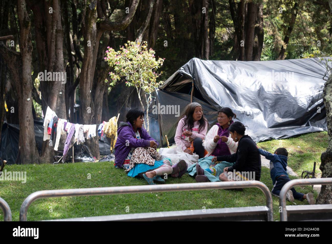 Bogota, Colombia. 20 Nov 2021. Le popolazioni indigene si radunano nel parco nazionale di Bogotà. Numerosi gruppi appartenenti a tutti i settori sociali del paese si riuniscono nella capitale del paese che sono venuti dal loro territorio a causa di violenza o mancanza di opportunità. (Credit Image: © Daniel Garzon Herazo/ZUMA Press Wire) Foto Stock Bogota, Colombia. 20 Nov 2021. Le popolazioni indigene si radunano nel parco nazionale di Bogotà. Numerosi gruppi appartenenti a tutti i settori sociali del paese si riuniscono nella capitale del paese che sono venuti dal loro territorio a causa di violenza o mancanza di opportunità. (Credit Image: © Daniel Garzon Herazo/ZUMA Press Wire) Foto Stock