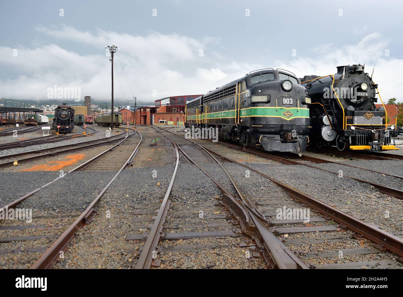 Scranton, Pennsylvania, Stati Uniti. Reading Railroad FP7 diesel e locomotiva a vapore in mostra presso il sito storico nazionale di Steamtown. Foto Stock