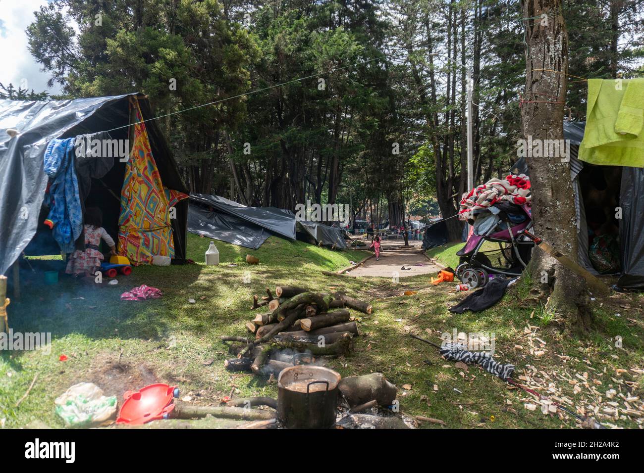 Bogota, Colombia. 20 Nov 2021. Tende della comunità indigena nel parco nazionale di Bogotà. Numerosi gruppi appartenenti a tutti i settori sociali del paese si riuniscono nella capitale del paese che sono venuti dal loro territorio a causa di violenza o mancanza di opportunità. (Credit Image: © Daniel Garzon Herazo/ZUMA Press Wire) Foto Stock Bogota, Colombia. 20 Nov 2021. Tende della comunità indigena nel parco nazionale di Bogotà. Numerosi gruppi appartenenti a tutti i settori sociali del paese si riuniscono nella capitale del paese che sono venuti dal loro territorio a causa di violenza o mancanza di opportunità. (Credit Image: © Daniel Garzon Herazo/ZUMA Press Wire) Foto Stock