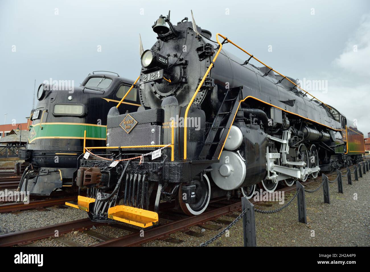Scranton, Pennsylvania, Stati Uniti. Reading Railroad FP7 diesel e locomotiva a vapore in mostra presso il sito storico nazionale di Steamtown. Foto Stock